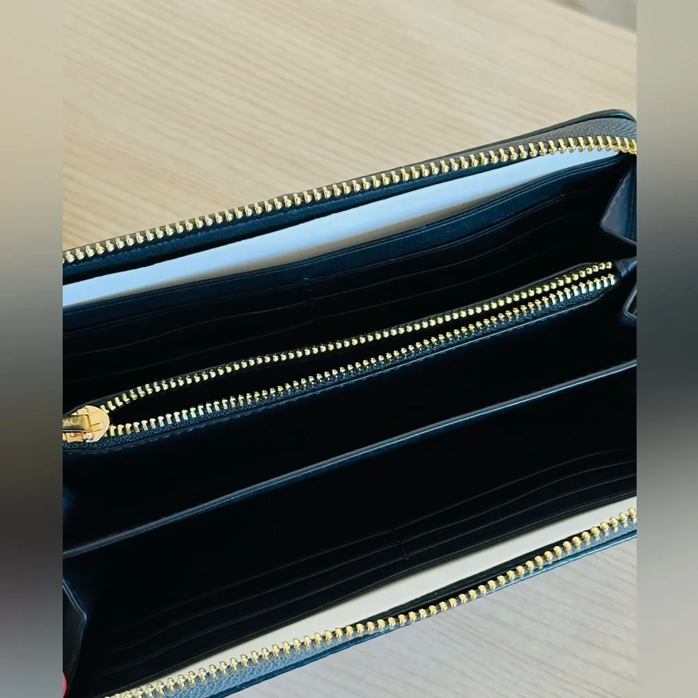 Coach - Picture 7 of 11